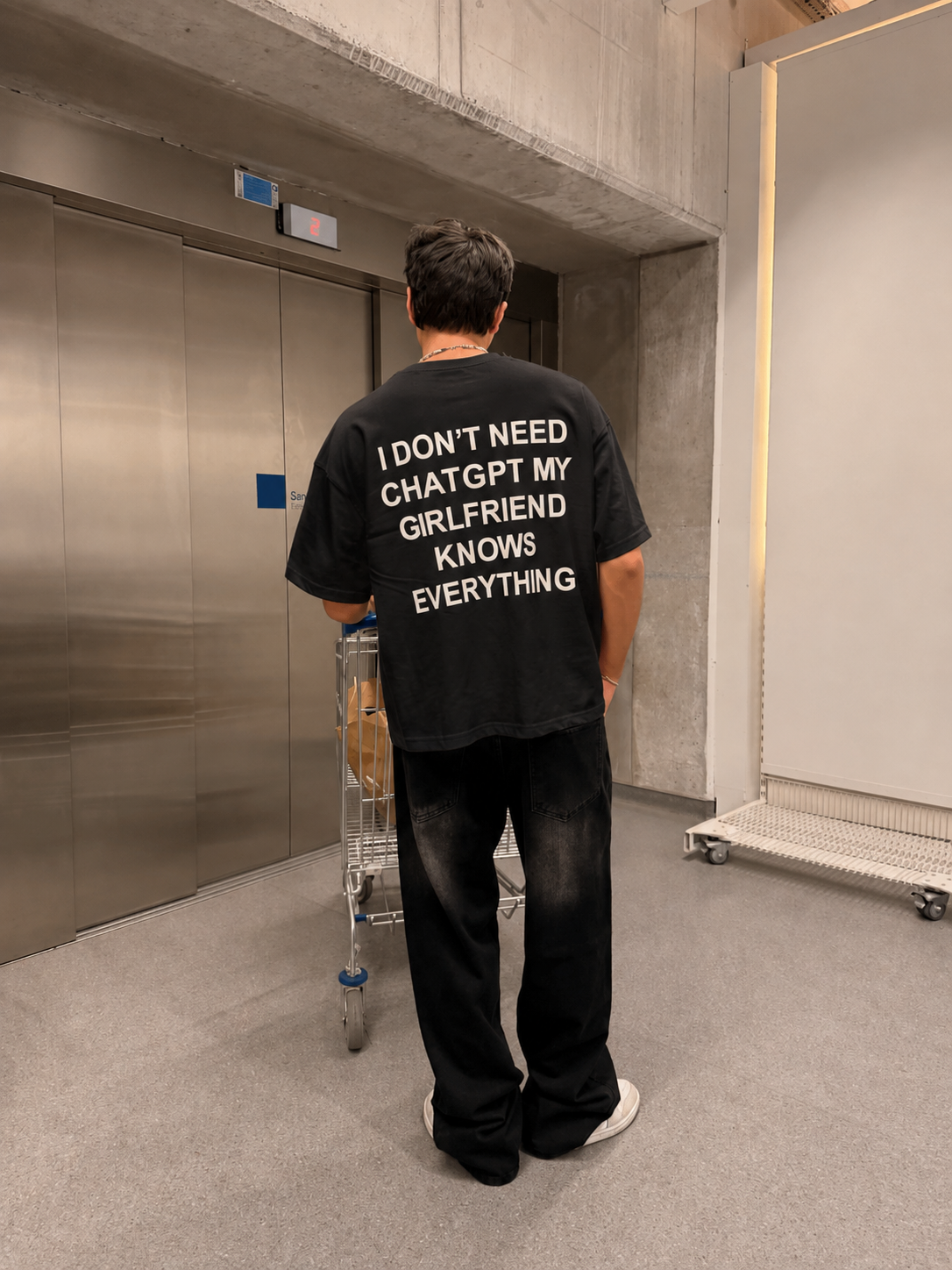 I DON'T NEED CHATGPT MY GIRLFRIEND KNOWS EVERY THING T-shirt